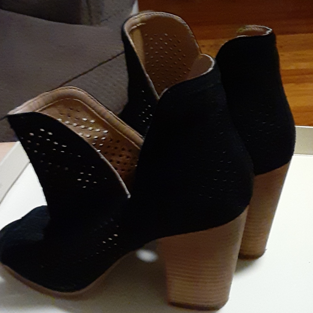 Shoes - Picture 2 of 4